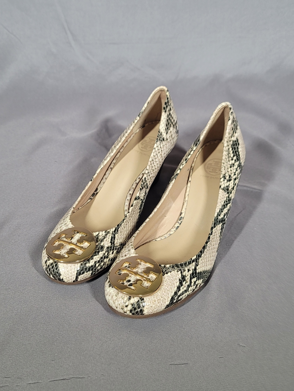 Tory Burch Snake Print Wedge Pumps Women's Size 8 Leather Logo Medallion Heels